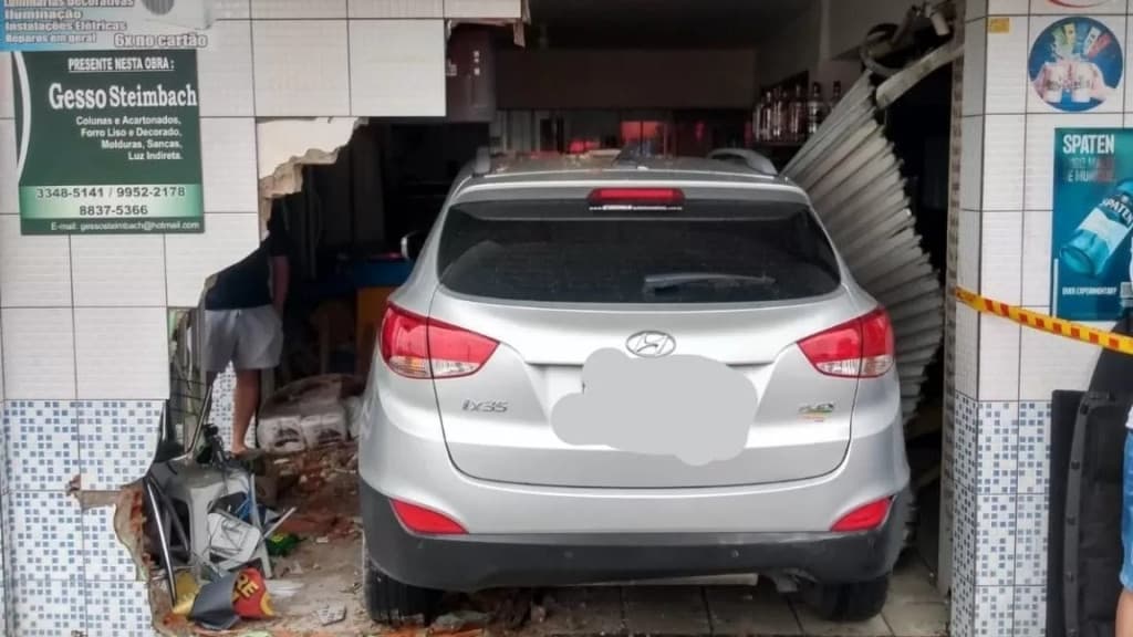 Motorista precisa ser resgatada após perder controle do carro e invadir supermercado