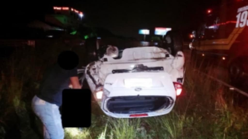 Fortes chuvas provocam capotamento de veículo em Itajaí