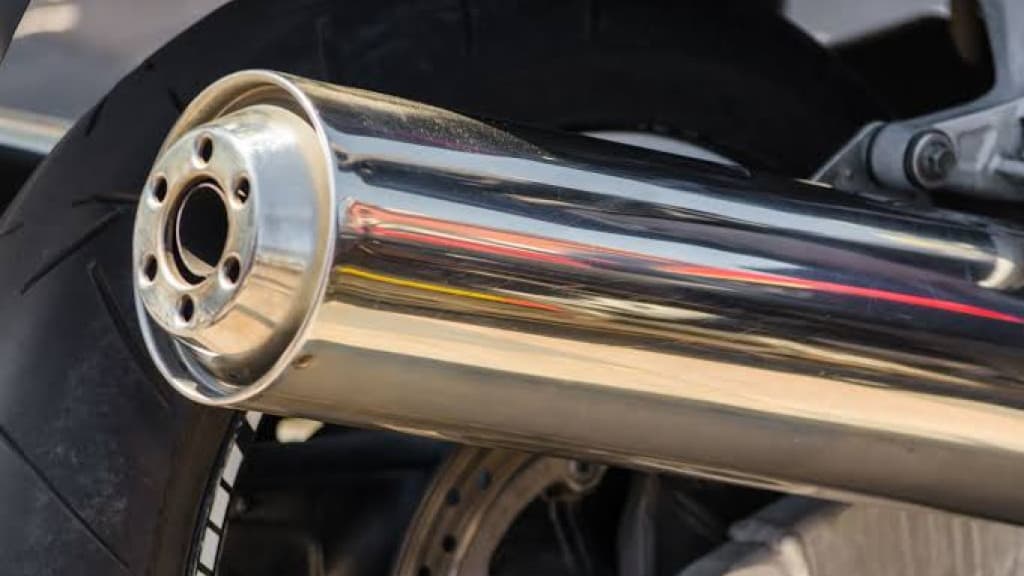 Homem que queimou esposa com escapamento de moto é preso
