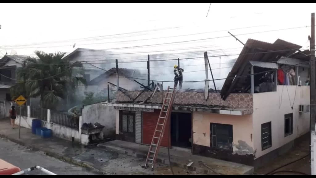 Incêndio destrói completamente residência familiar