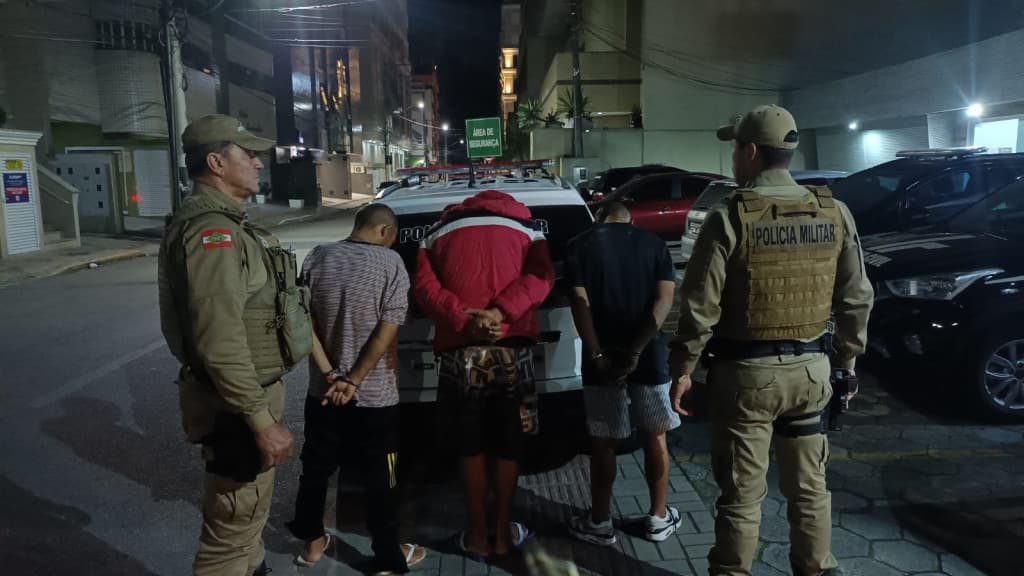Três homens são presos por tráfico de drogas em Porto Belo