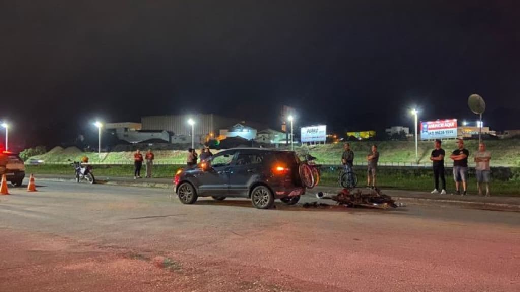 Mulher morre após colisão entre moto e carro em Brusque