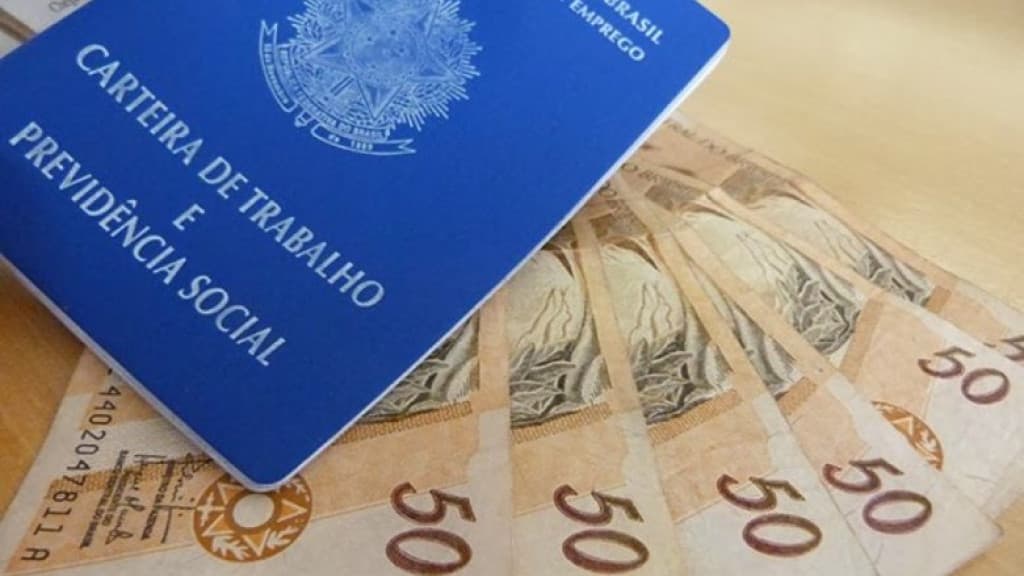 Governador de Santa Catarina sanciona aumento de 7,43% no salário mínimo regional