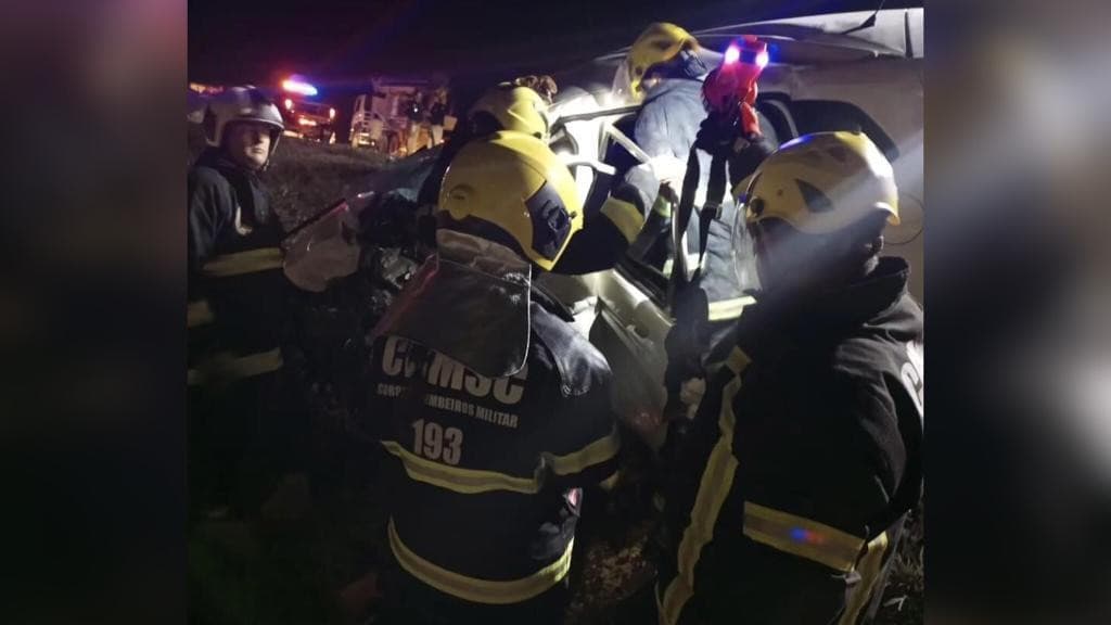 Acidente com 4 veículos deixa uma mulher morta e 6 feridos na BR-470