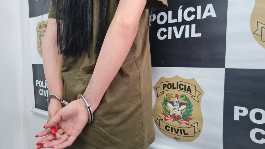 Esposa de chefe do tráfico de SC é presa durante visita íntima no PR
