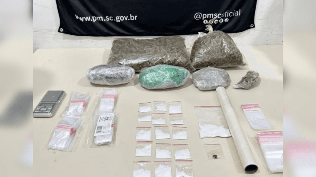 Criança chama a polícia ao ver pai batendo na mãe e PMs fazem descoberta surpreendente