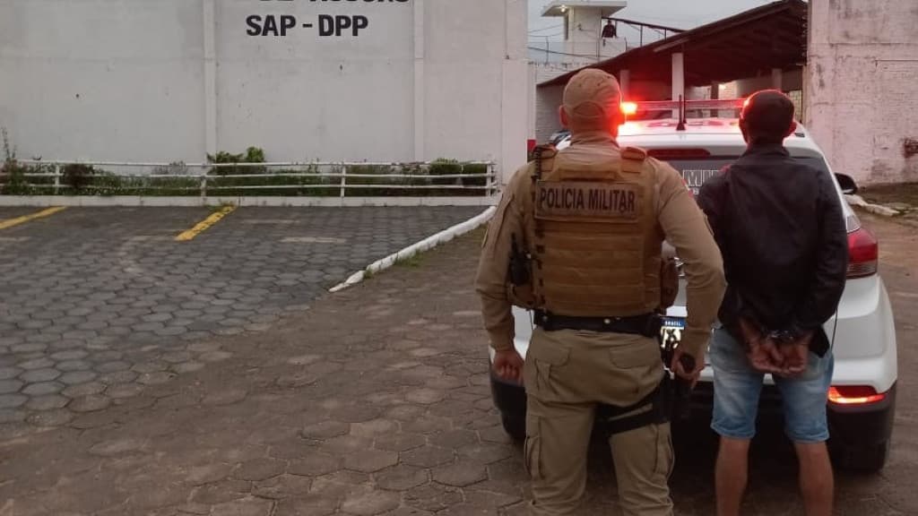 Maconha em sapato revela foragido da justiça em Porto Belo