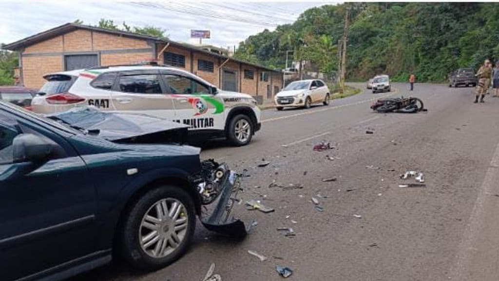 Jovem morre em grave acidente entre moto e carro no Dia das Mães, em SC