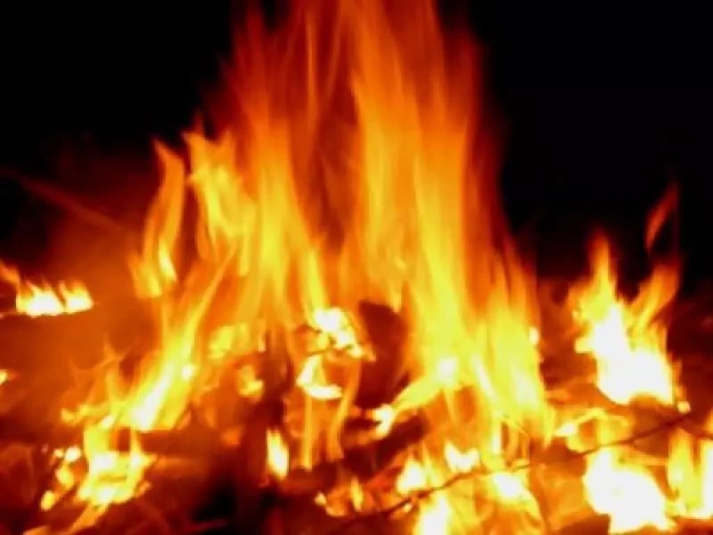 Churrasqueira explode e deixa pai e filho feridos em SC