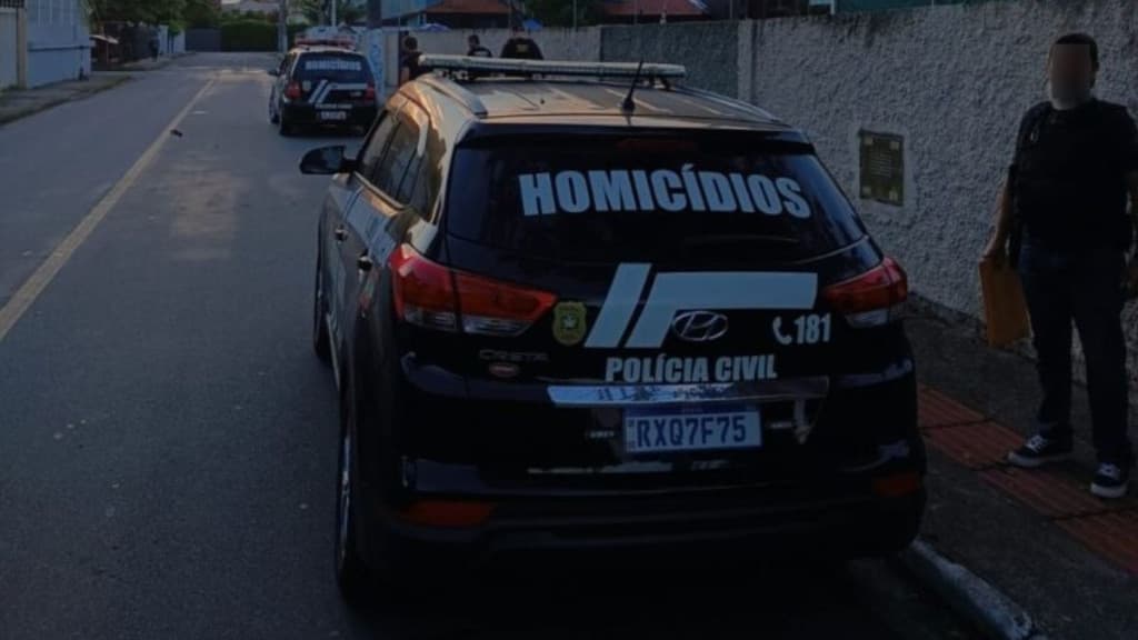 Foragido por homicídio se disfarça de almofada para escapar da polícia mas acaba preso