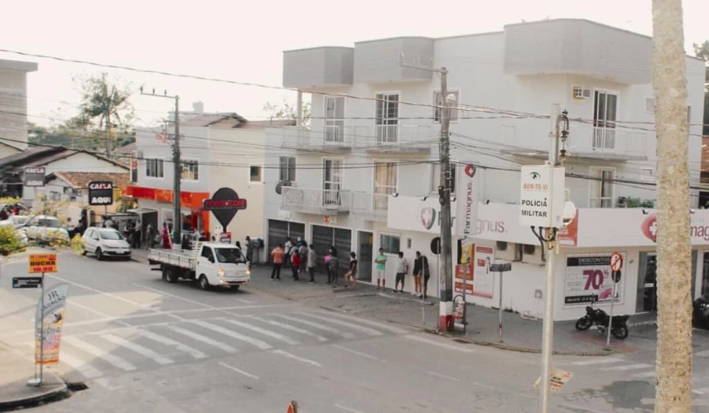 Mulher passa mal em fila para atualizar FGTS em São João Batista e desmaia