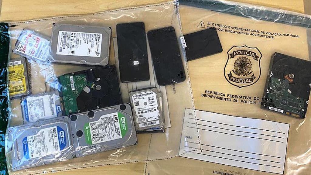 Ação policial descobre arquivos de pornografia infantil em residência de Florianópolis