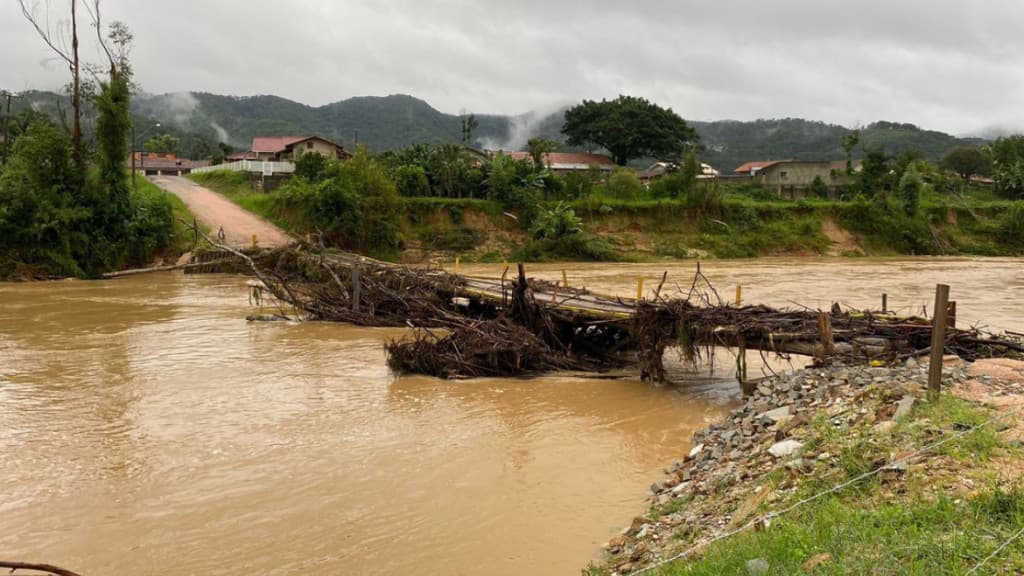 Ponte na Colônia Nova Itália, em São João Batista, segue interditada
