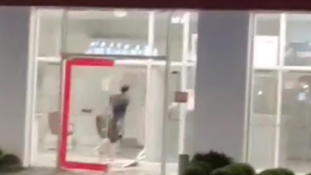 Homem revoltado quebra agência bancária e tenta bater em policiais