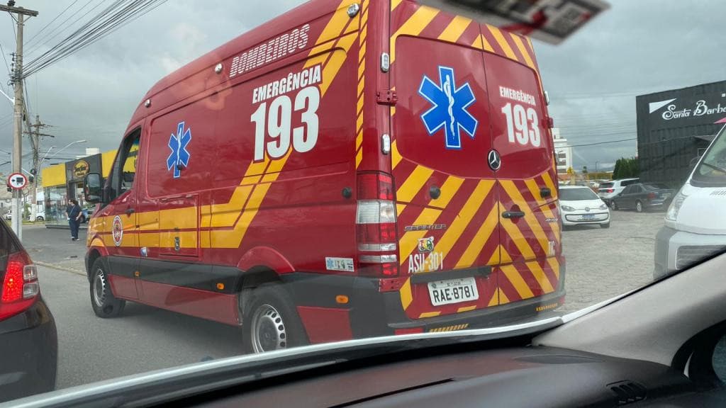 Homem fica ferido ao cair de motocicleta em Tijucas