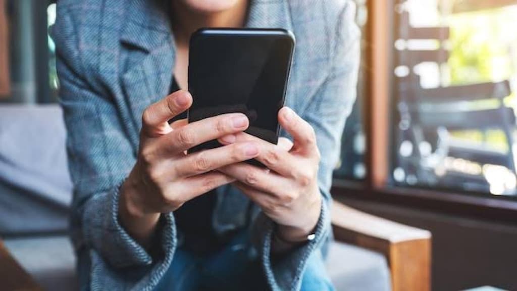Mulher é condenada após divulgar “nudes” de outra nas redes sociais