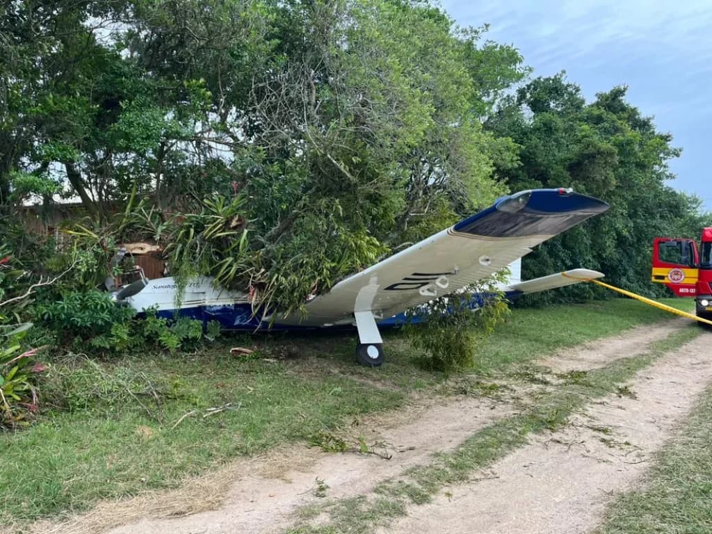 Avião monomotor sofre falha durante pouso e bate em árvores no litoral de SC