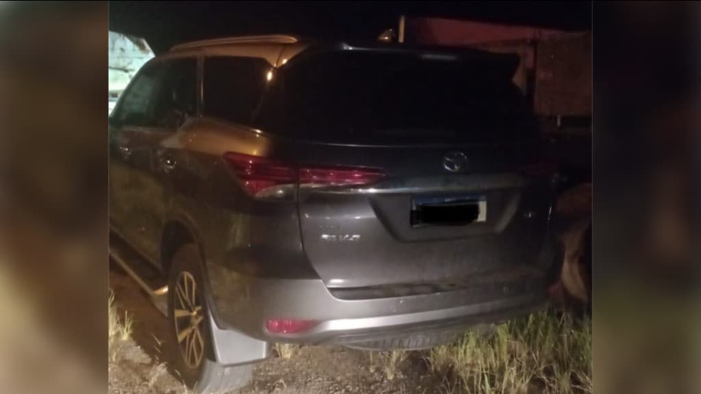 Perseguição termina com veículo abandonado e dano a viatura policial em Itapema