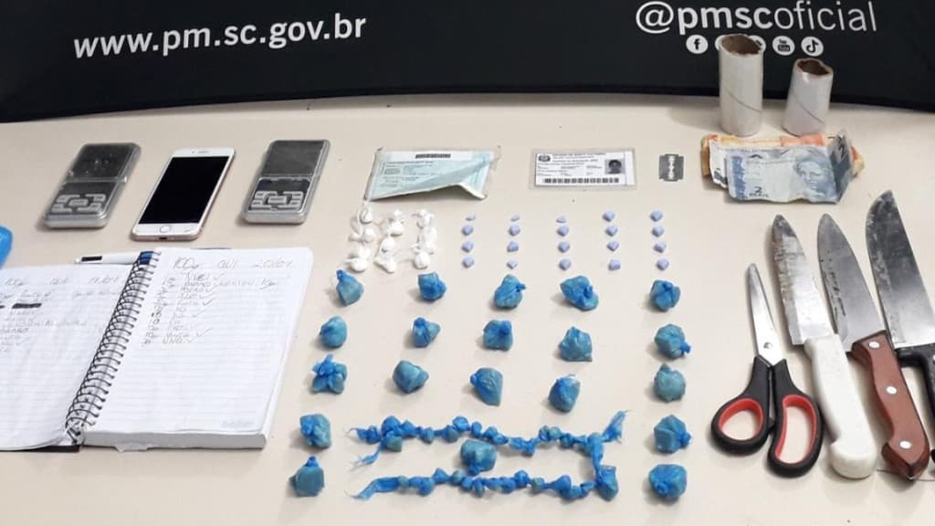 Dupla suspeita de traficar em construção abandonada de Itapema é presa