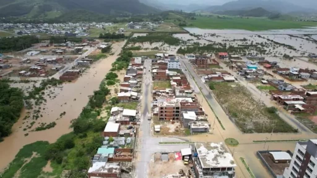 Defesa Civil alerta para raios, granizo e tempestade no Litoral Norte de SC