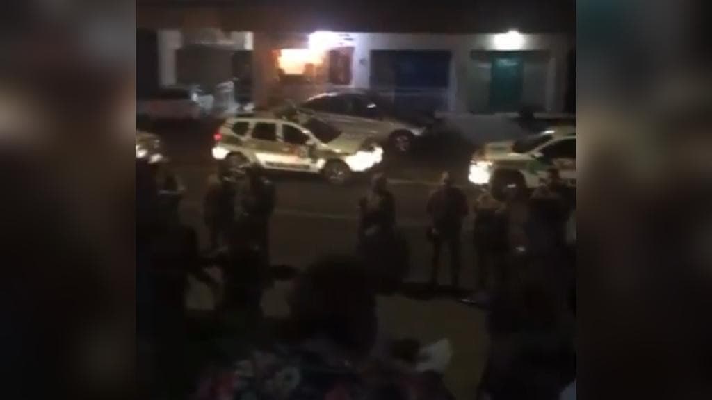 Festa surpresa e som alto termina em bala de borracha com a chegada da PM