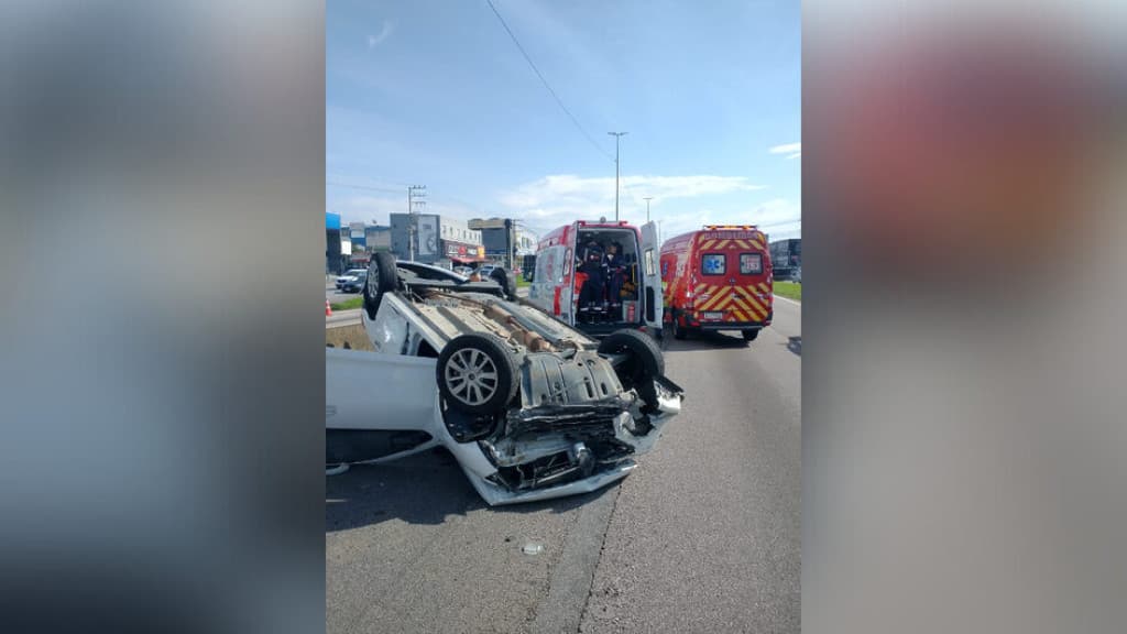 Carro com mãe e crianças capota após acidente na BR-101, em São José