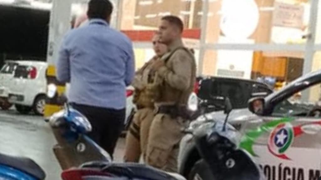 Casal rouba “cervejinha e caixa de som” de supermercado e bate em dois carros durante fuga