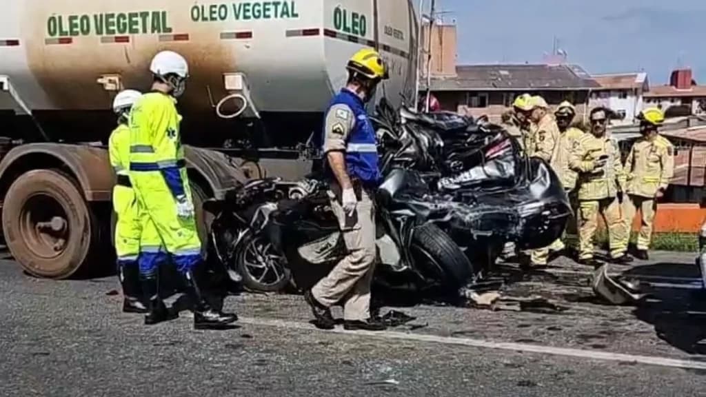 Motorista de veículo morre prensado entre caminhões na BR-376