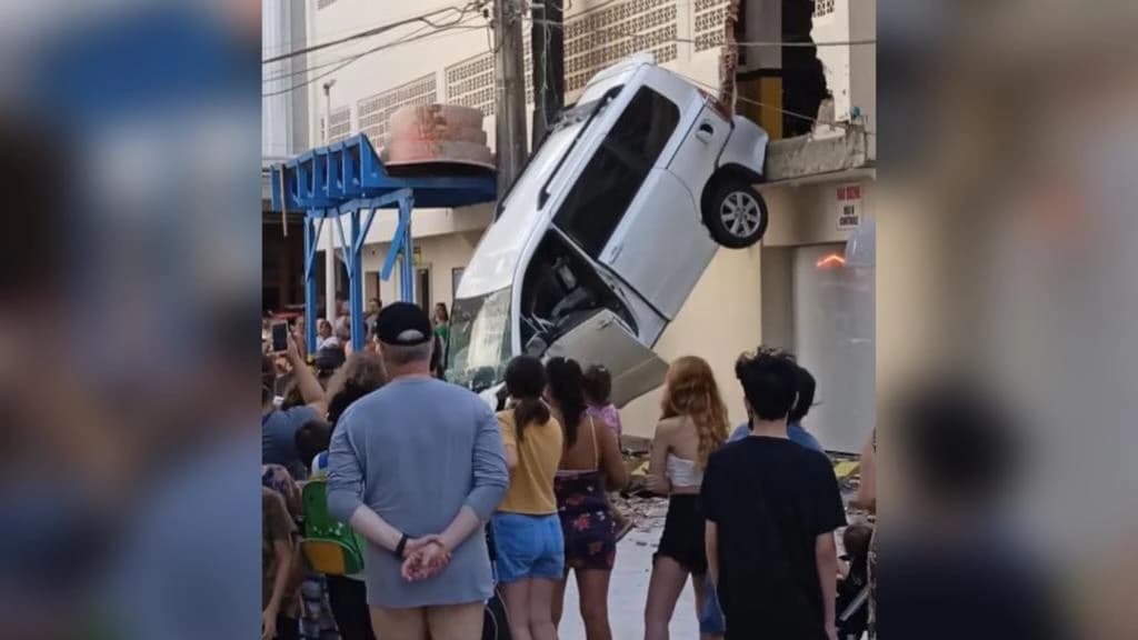 Carro despenca de garagem e atinge mulher e criança em Balneário Camboriú