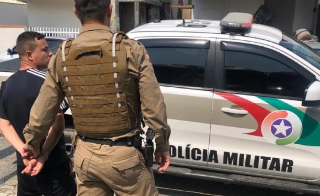 Homem tenta pular muro, apedreja vítima e é preso pela PM em Porto Belo