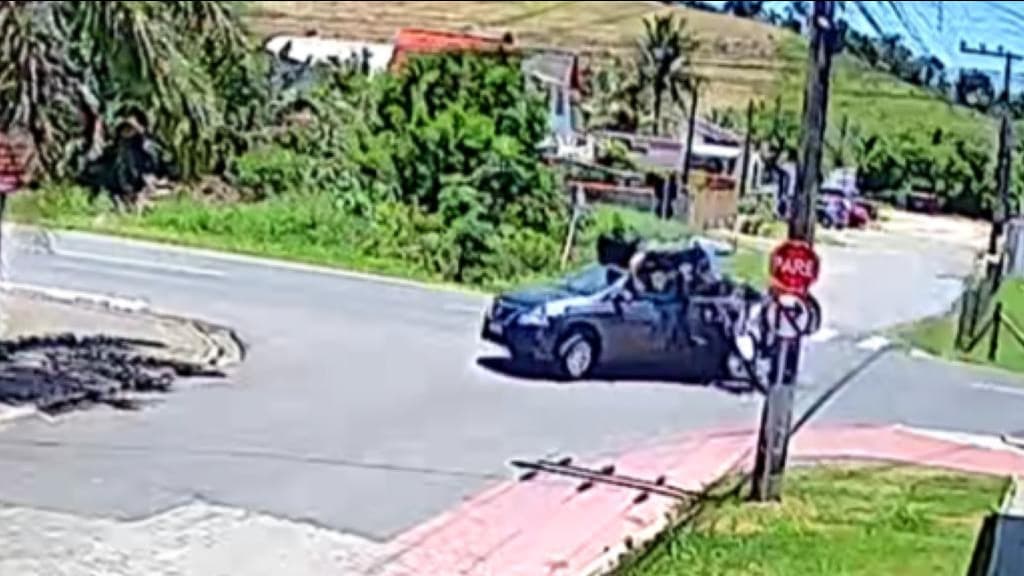 Motociclista “voa” após ser atingido por carro em Penha