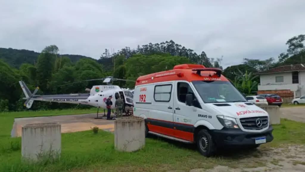 Operação de resgate: Helicóptero Águia transfere idoso após queda em Nova Trento