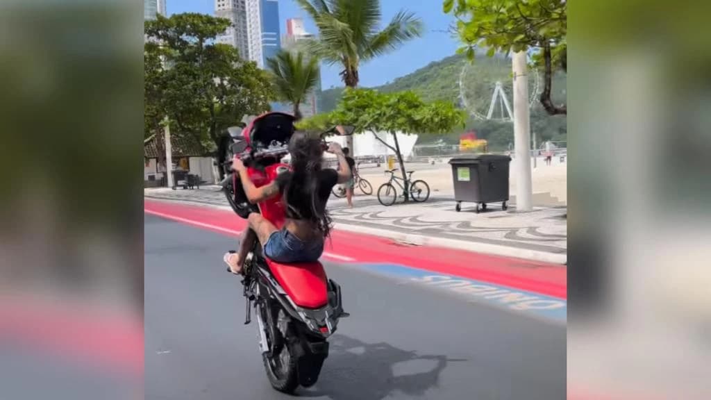 VÍDEO: Influenciadora tem moto recolhida após empinar e pilotar sem capacete em BC