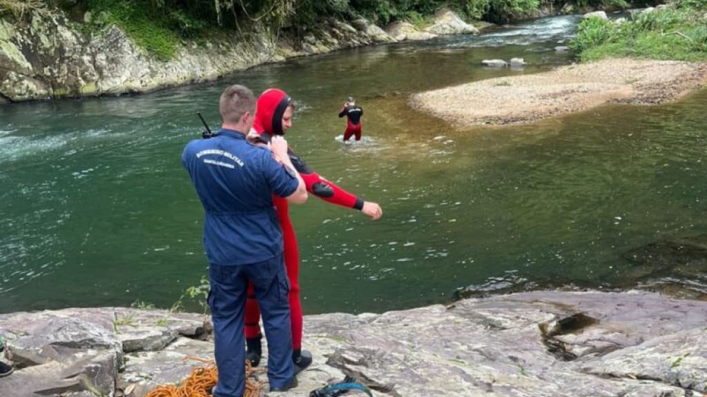 Jovem morre afogado enquanto tomava banho em rio com amigo