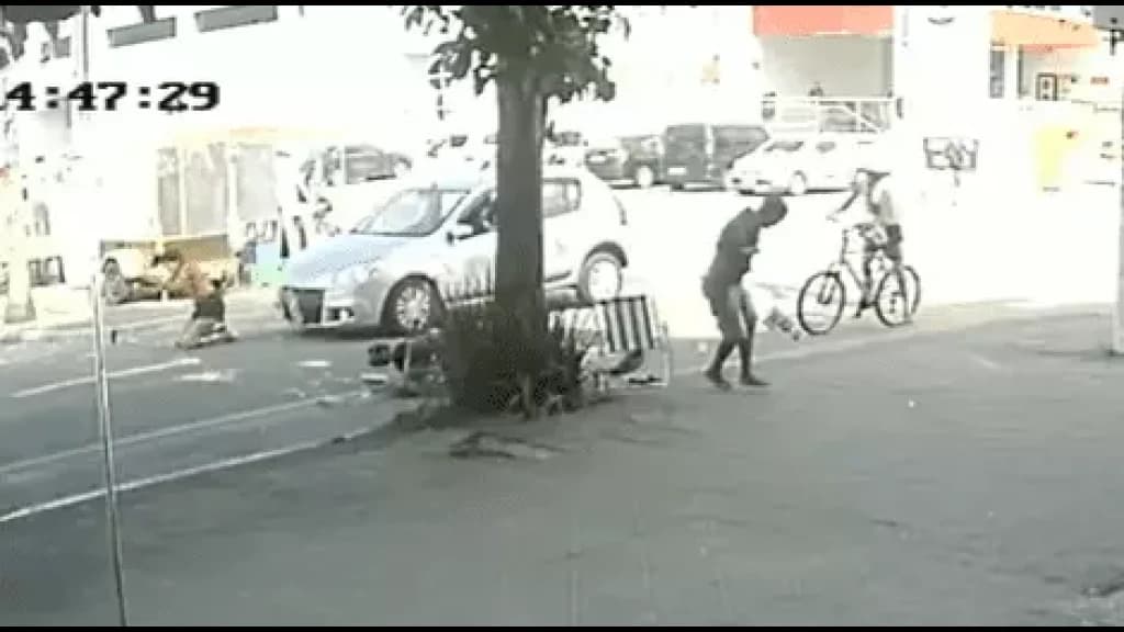 Motorista é espancado após atropelar mãe e filha em faixa de pedestres de Florianópolis