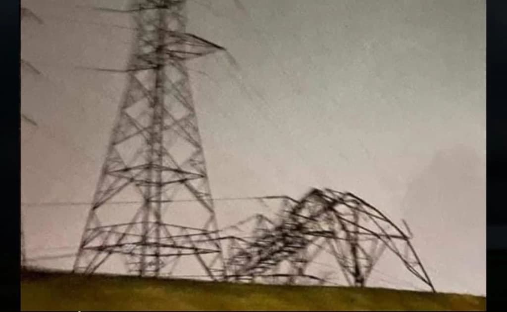 Possível tornado derrubou torre de energia que aguenta rajadas de vento de até 140 km/h