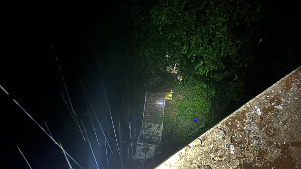 Homem morre após caminhão guincho despencar de ribanceira de 15 metros