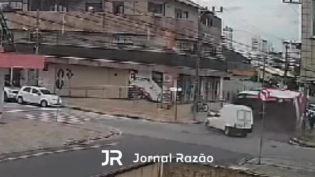 Motorista ignora sinal de “pare” fura cruzamento e faz ambulância capotar, em SC