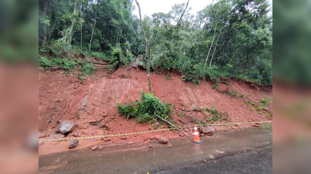 Deslizamento de terra interdita parcialmente SC-155
