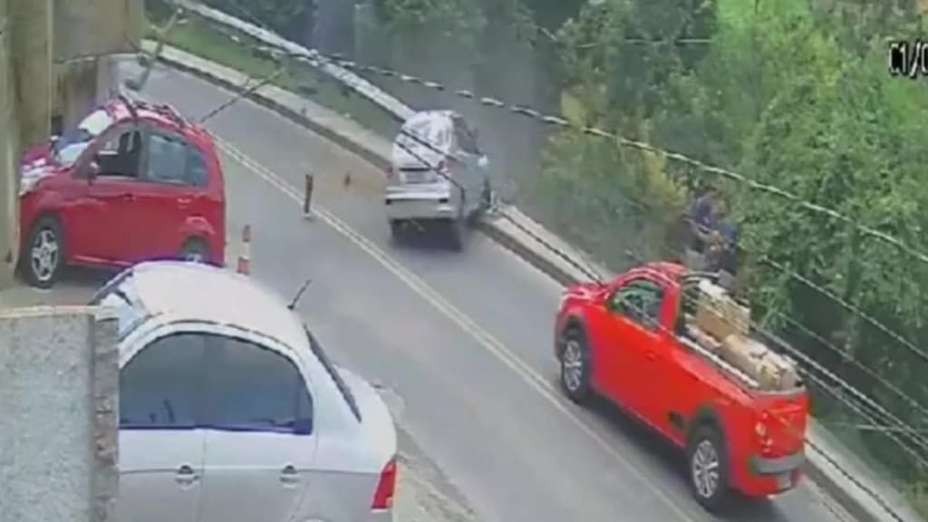 “Nasceram de novo”: carro invade calçada e quase atropela trabalhadores, em Blumenau