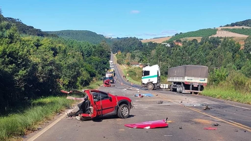 Motorista morre em grave acidente após carro partir ao meio em colisão com carreta