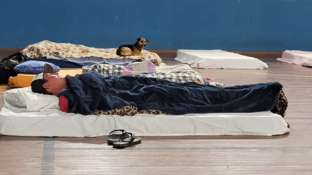 Penha abre abrigo para moradores de rua e seus animais durante período de chuvas e frio