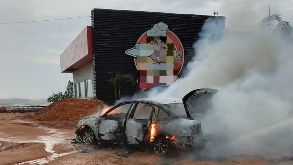 Carro de idoso pega fogo às margens da BR-101