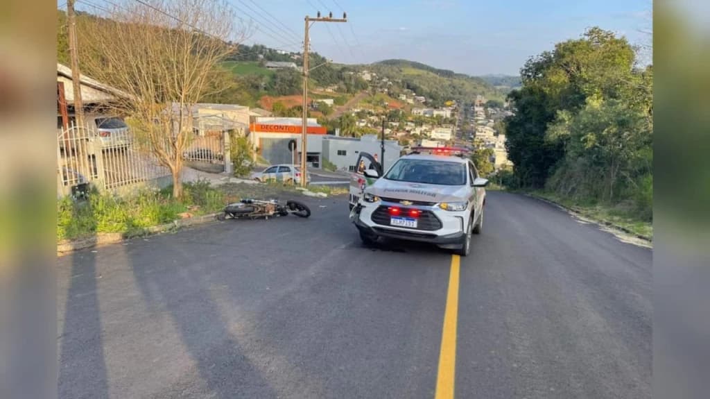 Jovem surta pelo fim do relacionamento e joga moto em viatura da PM
