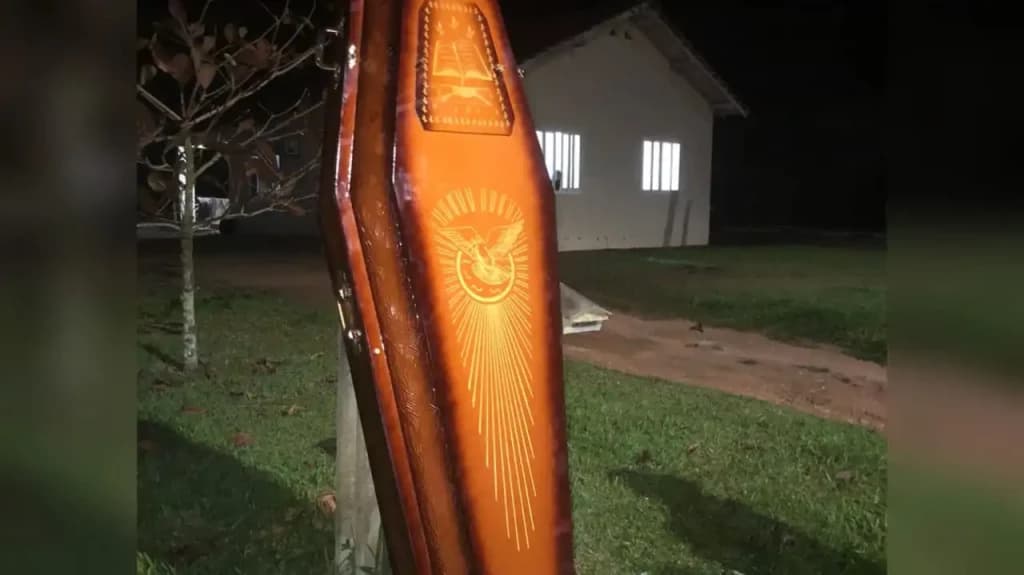 Mulher se assusta ao encontrar caixão no quintal de casa, em Santa Catarina