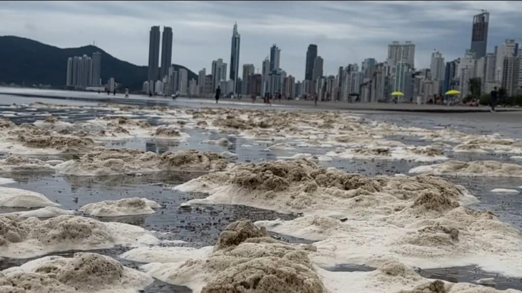 Praia é coberta por espumas misteriosas em Balneário Camboriú