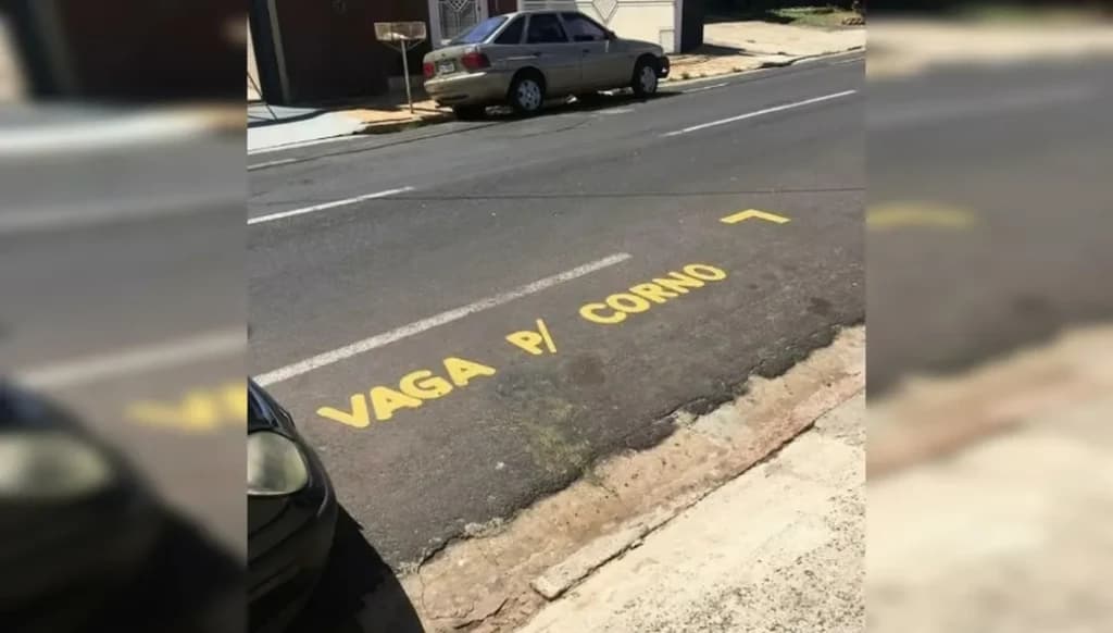 Morador pinta “vaga p/ corno” na frente da garagem