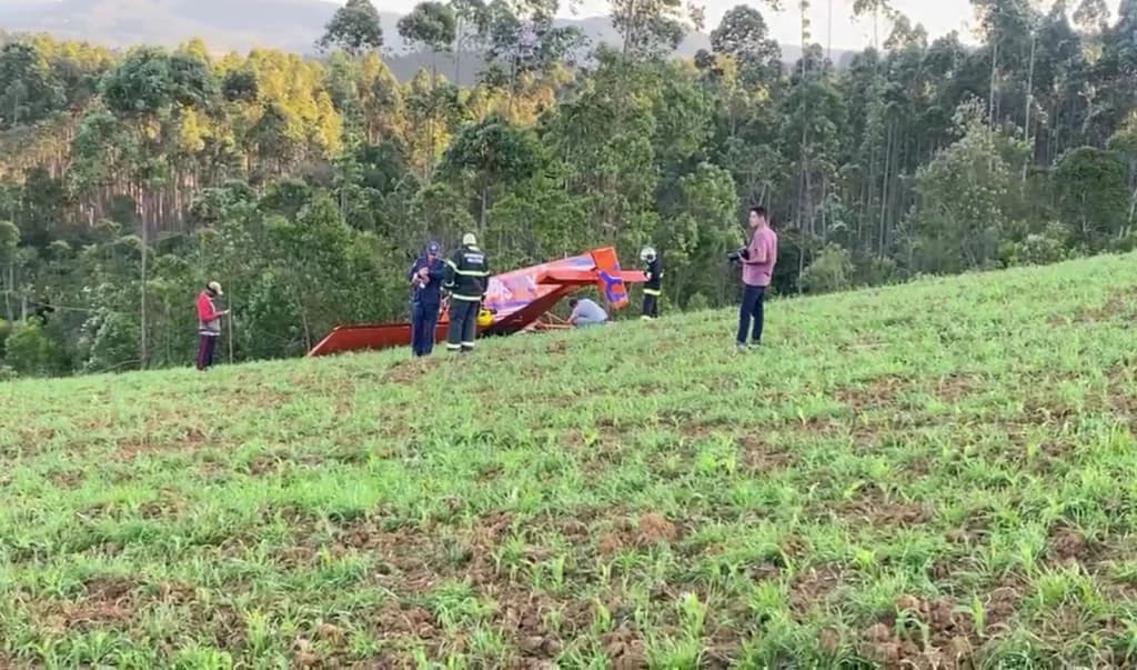 Avião monomotor cai e deixa dois feridos em SC