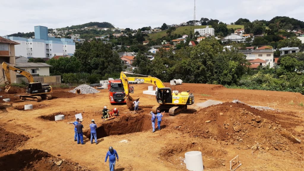 Trabalhador morre soterrado dentro de buraco em obra