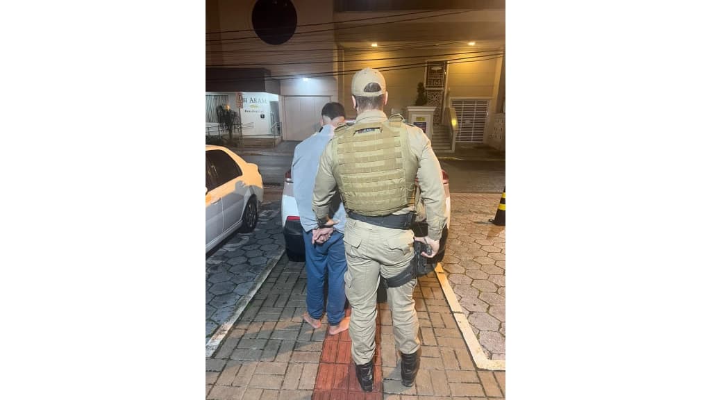 Homem ameaça pessoas na rua e esconde arma em baixo de travesseiro em Canelinha